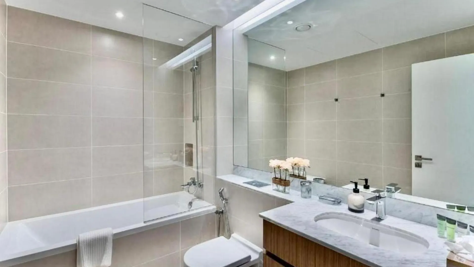 Ocean Majestic Full Sea View At Le Pont Apartment Dubai